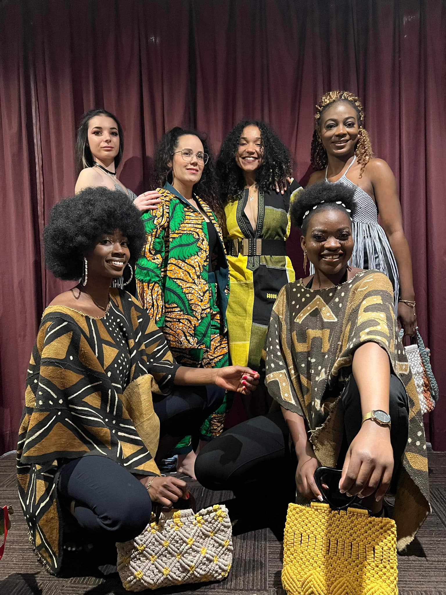 Six femmes prennent la pause. Parmi elles, deux sont caucasiennes et quatre sont afro-descendantes. Chacune d'entre elle porte des créations mode aux motifs et aux coupes d'inspiration africaine. 